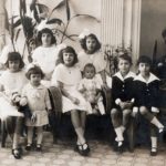 Dzieci Feliksa i Zofii z hr. Kwileckich hr. Sobańskich, od lewej: Gabriela, Teresa, Róża, Ludwika, Elżbieta, Maria, Michał, Henryk; oranżeria pałacu w Guzowie, ok. 1926 r.