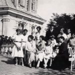 Rodzina Sobańskich na tarasie pałacowym, spotkanie z okazji I Komunii Św. Elżbiety Sobańskiej, 1932 r.