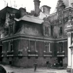 Fragment elewacji frontowej pałacu, fot. K. Kowalska, 1977 r. Arch. Mazowieckiego Wojewódzkiego Konserwatora Zabytków