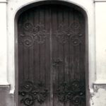 Kościół św. Felixa de Valois, główne drzwi wejściowe; fot. K. Kowalska, 1977 r. Arch. Mazowieckiego Wojewódzkiego Konserwatora Zabytków