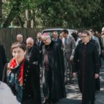 Krasiczyn 14. 05. 2017; goście w drodze z kościoła do parku zamkowego
