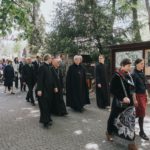 Krasiczyn 14. 05. 2017; goście w drodze z kościoła do parku zamkowego