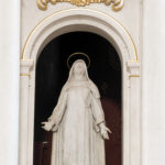 Św. Teresa z Avila - rzeźba w ołtarzu głównym w kościele św. Augustyna w Warszawie; fot. P. Jamski