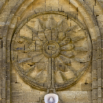 Kamienna rozeta nad głównym wejściem do kaplicy, 2014 r., fot.: https://m-a-d-m-a-x.livejournal.com/