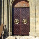 Główne drzwi do kaplicy podczas prac konserwatorskich, 2015 r.