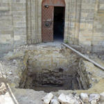 Pierwotne wejście do krypty grobowej, odkryte po rozebraniu schodów przed głównymi drzwiami, 2015 r.