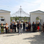 Mieszkańcy Czeczelnika przed kaplicą