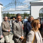 Uroczysta procesja wokół kaplicy; od lewej: Andrzej Bniński, Kacper Krasicki, Michał Sobański, Andrzej Moes, Izabela Ponińska
